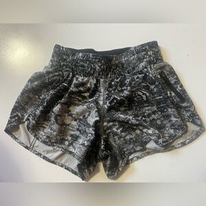 Lululemon Tracker Short V 4in Size 6